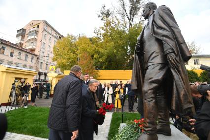 Москва. Народный артист СССР, художественный руководитель Государственного академического Малого театра России Юрий Соломин (в центре) на открытии памятника руководителю советской внешней разведки в годы Великой Отечественной войны Павлу Фитину у пресс-бюро СВР России на улице Остоженка.