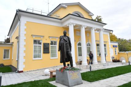 Москва. Памятник руководителю советской внешней разведки в годы Великой Отечественной войны Павлу Фитину у пресс-бюро СВР России на улице Остоженка.