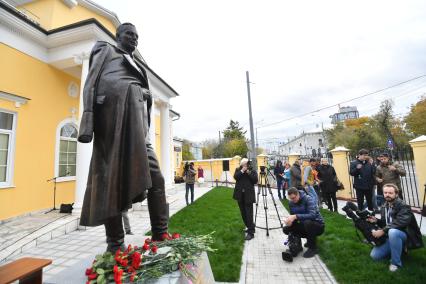 Москва. Памятник руководителю советской внешней разведки в годы Великой Отечественной войны Павлу Фитину у пресс-бюро СВР России на улице Остоженка.