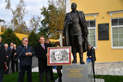 Москва. Руководитель пресс-бюро Службы внешней разведки РФ Сергей Иванов и директор СВР РФ Сергей Нарышкин (слева направо) с портретом П.Фитина, выполненного школьницей Татьяной Триполкой, на открытии памятника руководителю советской внешней разведки в годы Великой Отечественной войны Павлу Фитину у пресс-бюро СВР РФ на улице Остоженка.