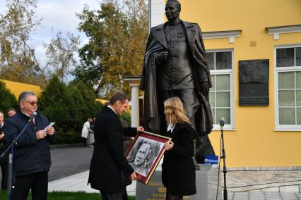 Москва. Руководитель пресс-бюро Службы внешней разведки РФ Сергей Иванов и директор СВР РФ Сергей Нарышкин (слева направо) с портретом П.Фитина, выполненного школьницей Татьяной Триполкой, на открытии памятника руководителю советской внешней разведки в годы Великой Отечественной войны Павлу Фитину у пресс-бюро СВР РФ на улице Остоженка.