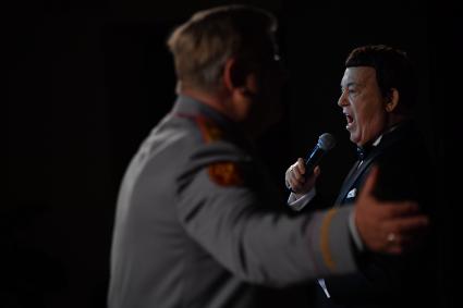 Украина, Луганск. Певец Иосиф Кобзон и художественный руководитель Академического ансамбля песни и пляски внутренних войск МВД России Виктор Елисеев (слева) во время юбилейного концерта в Доме культуры Луганска.