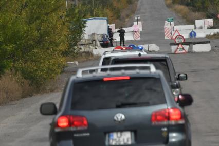 Украина, Луганск.   Машины на пропускном посту .