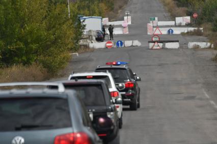 Украина, Луганск.   Машины на пропускном посту .