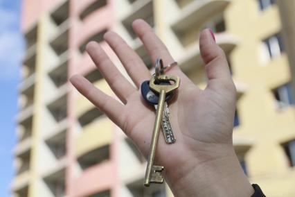 Барнаул. Ключи от квартиры на фоне многоэтажного жилого дома.