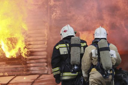 Барнаул.  Пожарные во время тушения пожара.