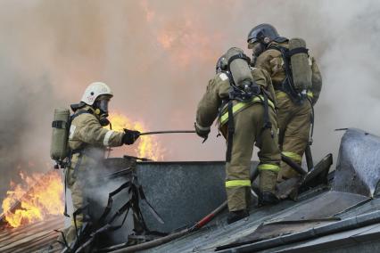 Барнаул.  Пожарные во время тушения пожара.