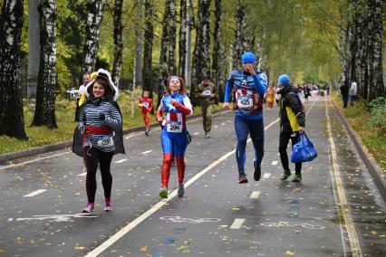 Москва.  Участники  благотворительного `Супергеройского забега ` в парке Сокольники.