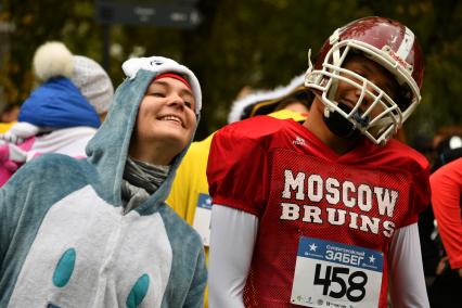 Москва.  Участники перед началом благотворительного `Супергеройского забега ` в парке Сокольники.