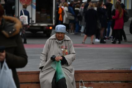 Москва.  Женщина просит милостыню на улице.