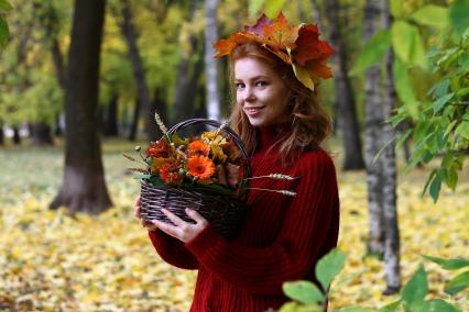 Нижний Новгород.  Девушка в венке из осенних листьев  гуляет в парке.