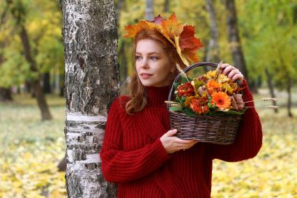 Нижний Новгород.  Девушка в венке из осенних листьев  гуляет в парке.