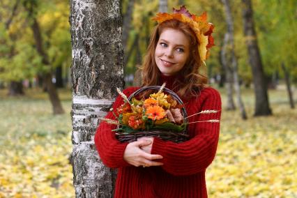 Нижний Новгород.  Девушка в венке из осенних листьев  гуляет в парке.