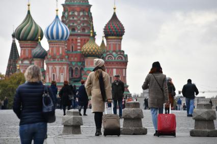 Москва.  Туристки на Красной площади.