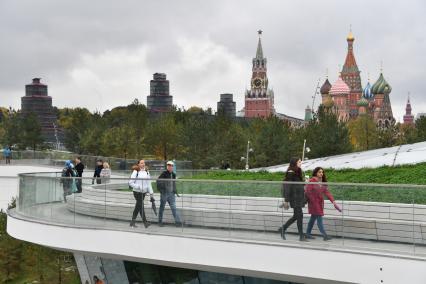 Москва.   Посетитнли  в ландшафтном парке `Зарядье`.