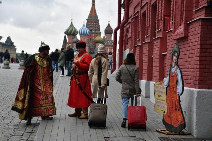 Москва.  Туристки на Красной площади.