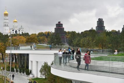 Москва.   Посетители  в ландшафтном парке `Зарядье`.