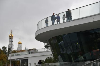 Москва.  Посетители  в ландшафтном парке `Зарядье`.