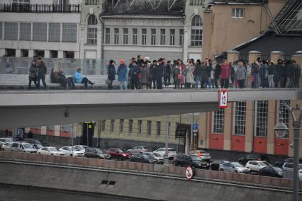 Москва.   Посетители на Парящем мосту ландшафтного парка `Зарядье`.