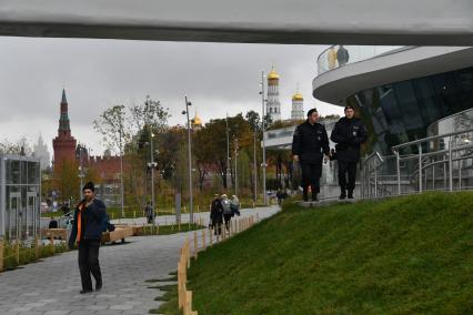 Москва.   Посетители  в ландшафтном парке `Зарядье`.