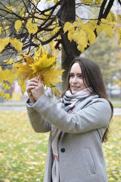 Тула. Девушка  с букетом из кленовых листьев.