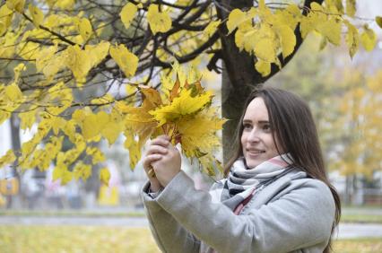 Тула. Девушка  с букетом из кленовых листьев.