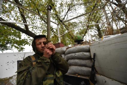 Украина, Донбасс. Ополченцы  на передовой следят за позициями противника.