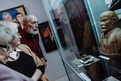 Самара. Посетители на выставке `Грани XX века. 100 лет Российской революции` в областном художественном музее.