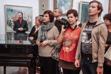 Самара. Посетители на выставке `Грани XX века. 100 лет Российской революции` в областном художественном музее.