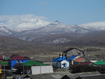 Сахалинская область, остров Итуруп. Вид на г. Курильск и Храм Богоявления Господня.