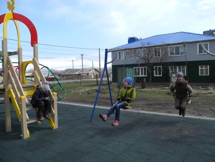 Сахалинская область, остров Итуруп. Детская площадка в Курильске.