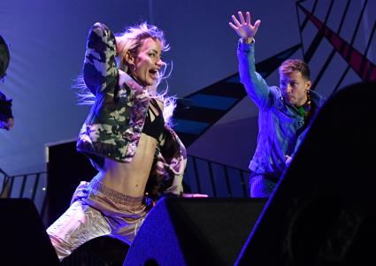 Москва. Участница группы Quest Pistols Show Мариам Туркменбаева на праздновании дня рождения `МУЗ-ТВ` в ТРК Vegas.