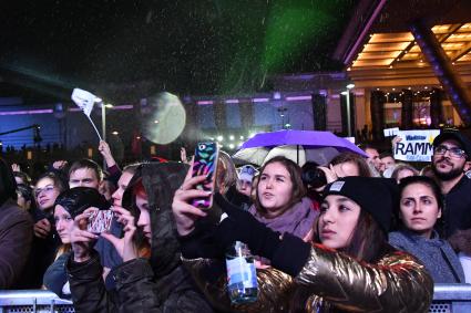 Москва. Зрители на праздновании дня рождения `МУЗ-ТВ` в ТРК Vegas.