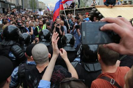 Москва. Полицейские во время несанкционированной акции на Тверской улице, где проходит фестиваль `Времена и эпохи`.