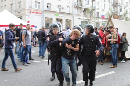 Москва. Молодой человек во время несанкционированной акции на Тверской улице.