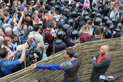 Москва. Полицейские во время несанкционированной акции на Тверской улице, где проходит фестиваль `Времена и эпохи`.