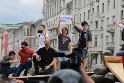 Москва.  Молодые люди во время несанкционированной акции на Тверской улице, где проходит фестиваль `Времена и эпохи`.