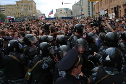 Москва. Полицейские во время несанкционированной акции на Тверской улице, где проходит фестиваль `Времена и эпохи`.