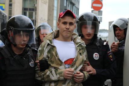 Москва. Молодой человек во время несанкционированной акции на Тверской улице.