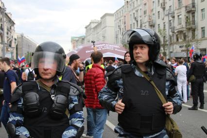 Москва. Полицейские во время несанкционированной акции на Тверской улице, где проходит фестиваль `Времена и эпохи`.