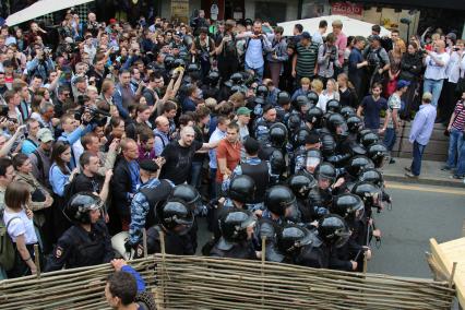 Москва. Полицейские во время несанкционированной акции на Тверской улице, где проходит фестиваль `Времена и эпохи`.