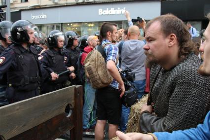 Москва.  Митингующие  во время несанкционированной акции на Тверской улице, где проходит фестиваль `Времена и эпохи`.