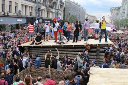 Москва. Полицейские во время несанкционированной акции на Тверской улице, где проходит фестиваль `Времена и эпохи`.