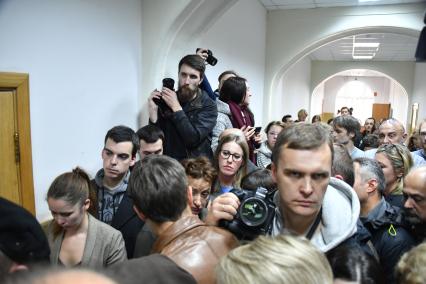 Москва. Телеведущая Ксения Собчак (в центре) в  Басманном суде, где рассматривается ходатайство следствия о продлении срока домашнего ареста режиссеру Кириллу Серебренникову, обвиняемому в мошенничестве в особо крупном размере.