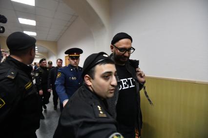 Москва. Режиссер Кирилл Серебренников (справа), обвиняемый в мошенничестве в особо крупном размере, перед рассмотрением ходатайства следствия о продлении срока домашнего ареста в Басманном суде.
