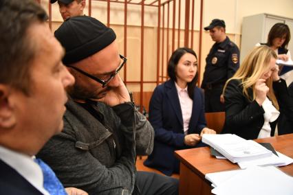 Москва. Режиссер Кирилл Серебренников, обвиняемый в мошенничестве в особо крупном размере, перед рассмотрением ходатайства следствия о продлении срока домашнего ареста в Басманном суде.