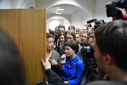 Москва. Телеведущая Ксения Собчак (в центре на втором плане) и актриса Чулпан Хаматова (в центре) в Басманном суде, где рассматривается ходатайство следствия о продлении срока домашнего ареста режиссеру Кириллу Серебренникову, обвиняемому в мошенничестве в особо крупном размере.