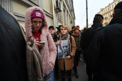 Москва. Люди у  Басманного суда, где рассматривается ходатайство следствия о продлении срока домашнего ареста режиссеру Кириллу Серебренникову, обвиняемому в мошенничестве в особо крупном размере.