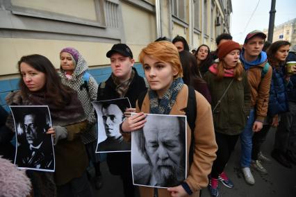 Москва. Люди у  Басманного суда, где рассматривается ходатайство следствия о продлении срока домашнего ареста режиссеру Кириллу Серебренникову, обвиняемому в мошенничестве в особо крупном размере.