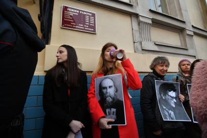 Москва. Люди у  Басманного суда, где рассматривается ходатайство следствия о продлении срока домашнего ареста режиссеру Кириллу Серебренникову, обвиняемому в мошенничестве в особо крупном размере.